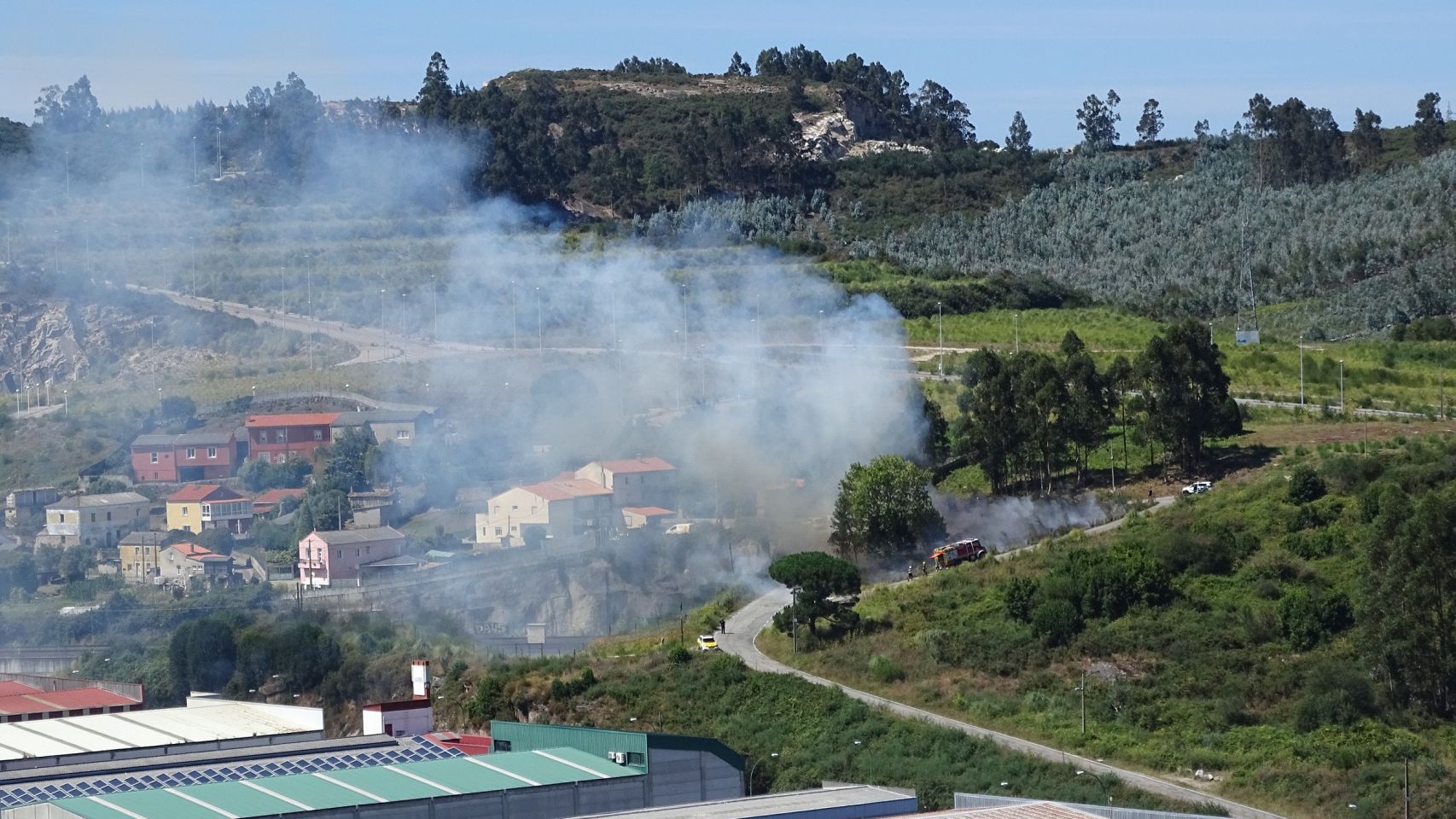 Los bomberos de A Coruña sofocan un incendio forestal en Vío (archivo).
