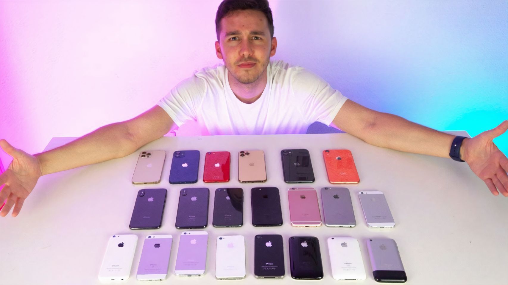 El 'youtuber' tiene una colección con todos los iPhones que salieron