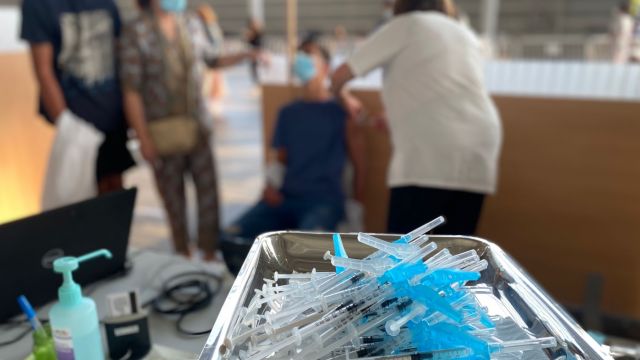 Un joven recibe la vacuna contra el Covid-19 en el centro de vacunación masiva de Pontevedra.