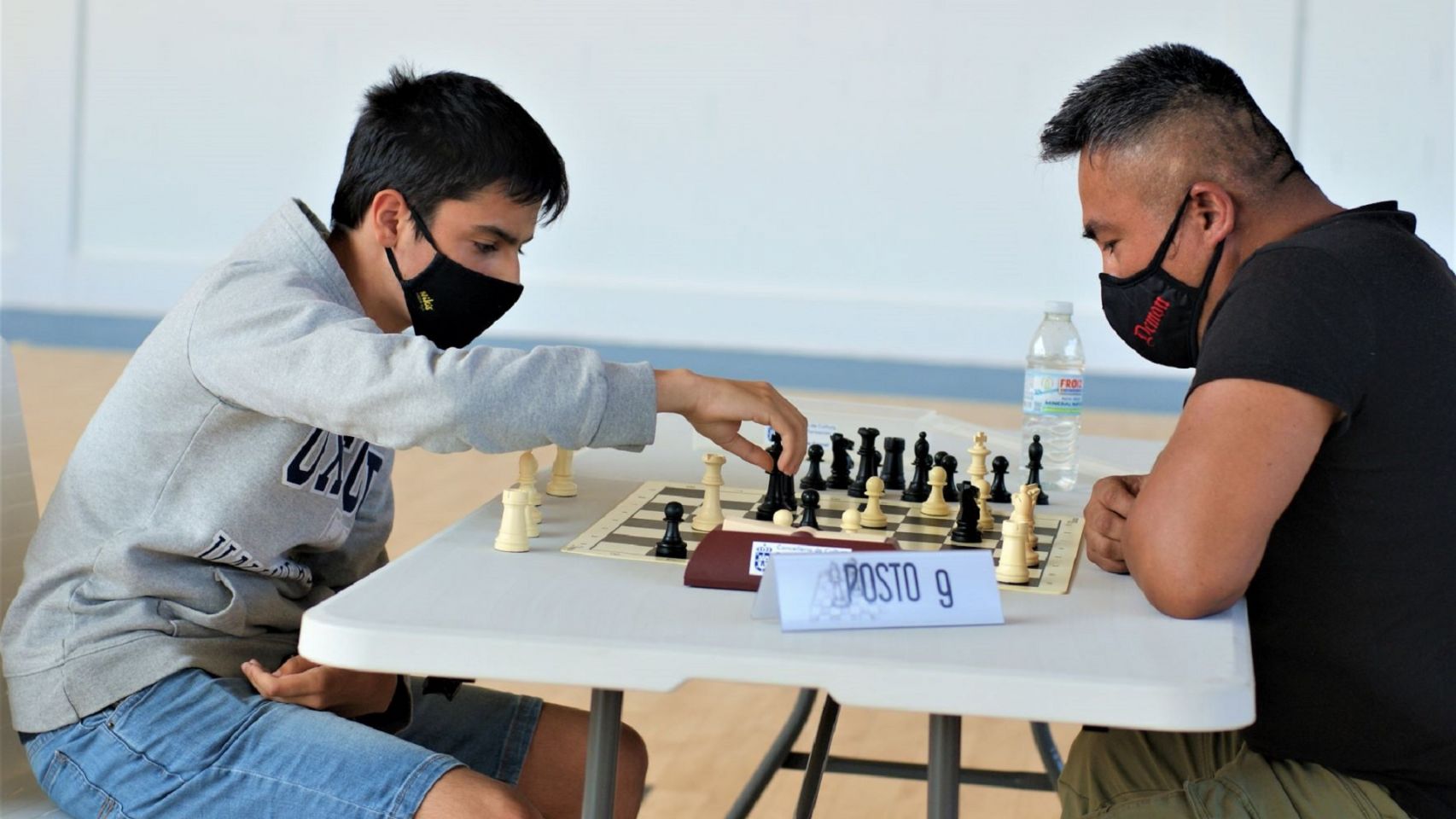Dos participantes en el Torneo de Ajedrez de Verano de Carral.
