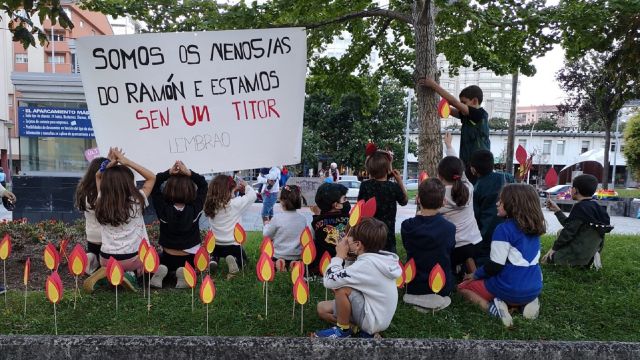 Los pequeños del CEIP Ramón de la Sagra protestan para pedir un tutor.