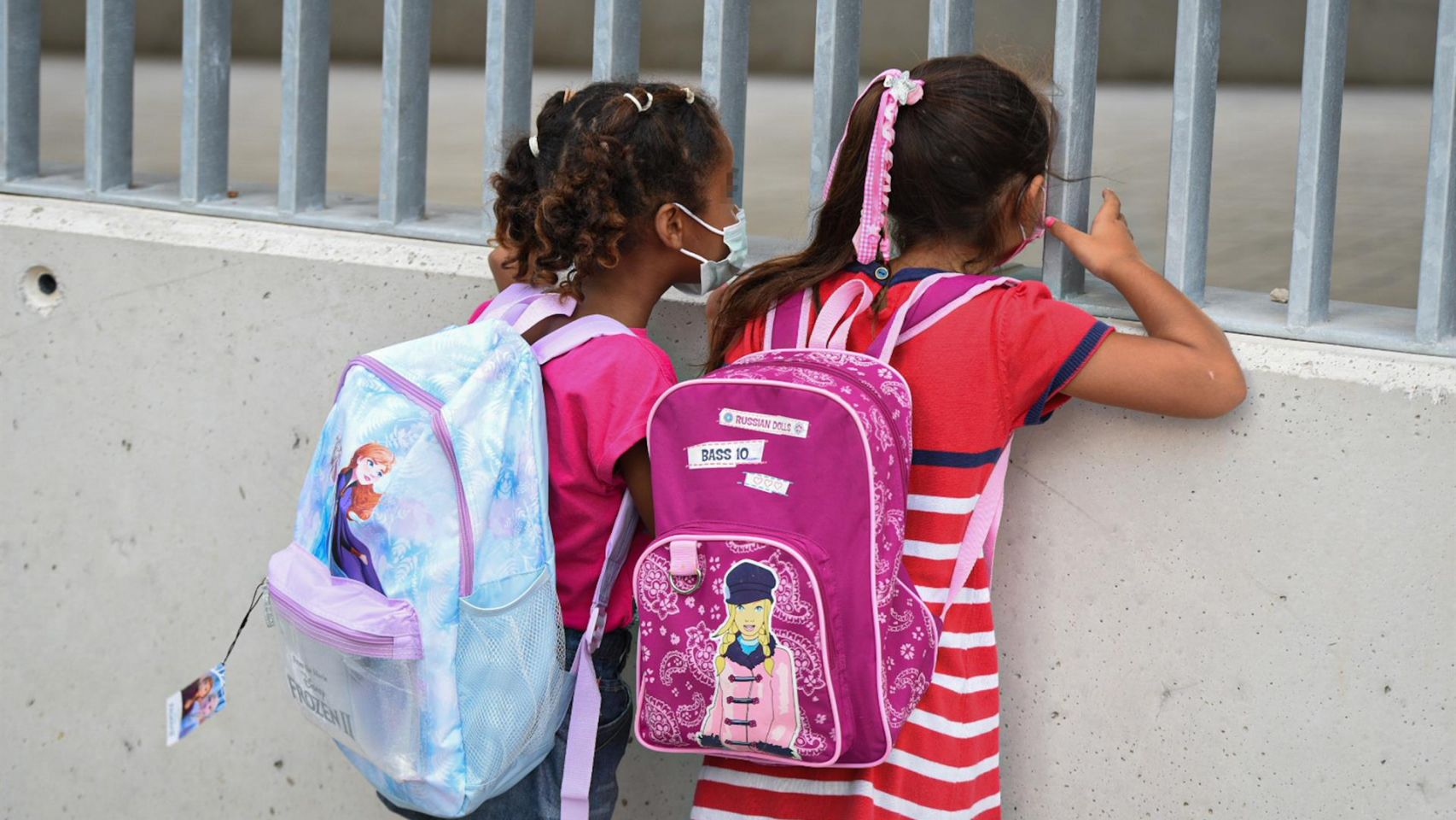 Dos niñas a las puertas del colegio.