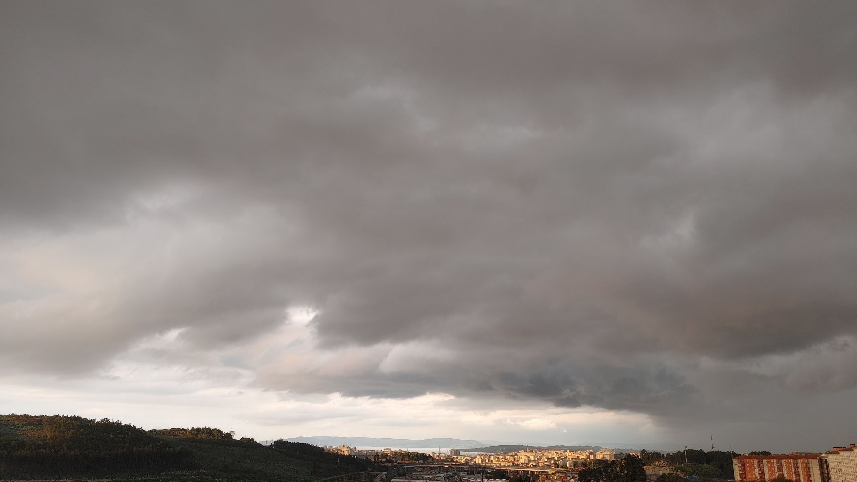 El cielo ayer, lunes, en A Coruña 