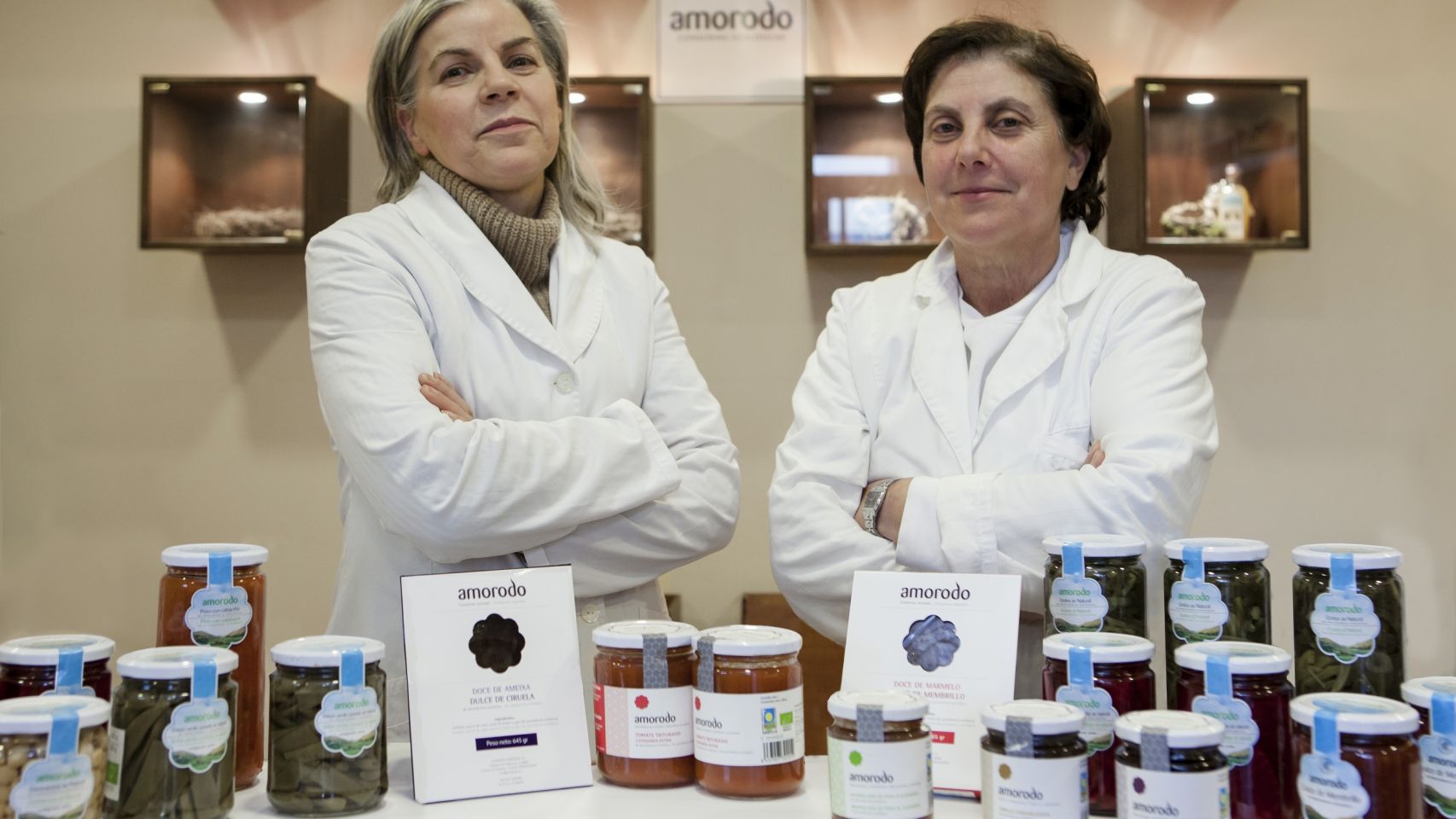Mª Victoria Cosme y Yolanda Vilar con varios de los productos de Amorodo.