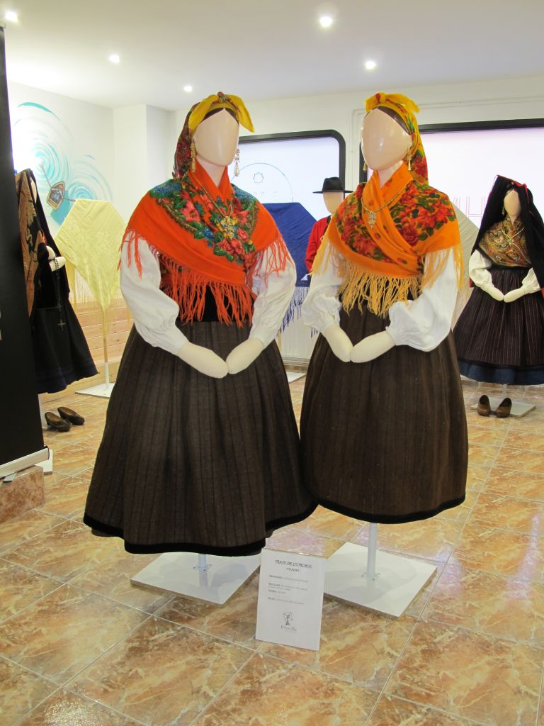 Predecir Collar Ambos O Sarillo, un obradoiro que recupera el origen del traje tradicional gallego