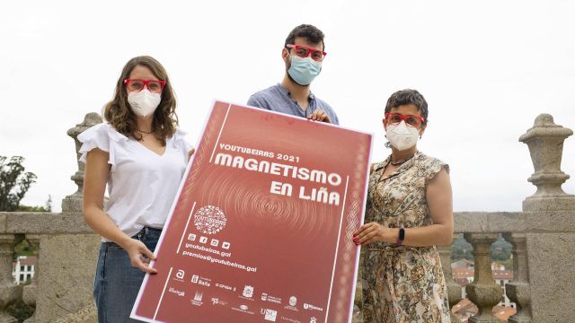 De izquierda a derecha, la concejala de Normalización Lingüística e Mocidade de Ames, Escarlata Pampín; el concejal compostelano de Políticas Lingüísticas, Rubén Prol; y la coordinadora del Proxecto 'Youtubeiras', Carmen Pereiro