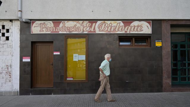 Un hombre pasa por delante de la Panadería El Birloque, regentada por la mujer asesinada en A Coruña.