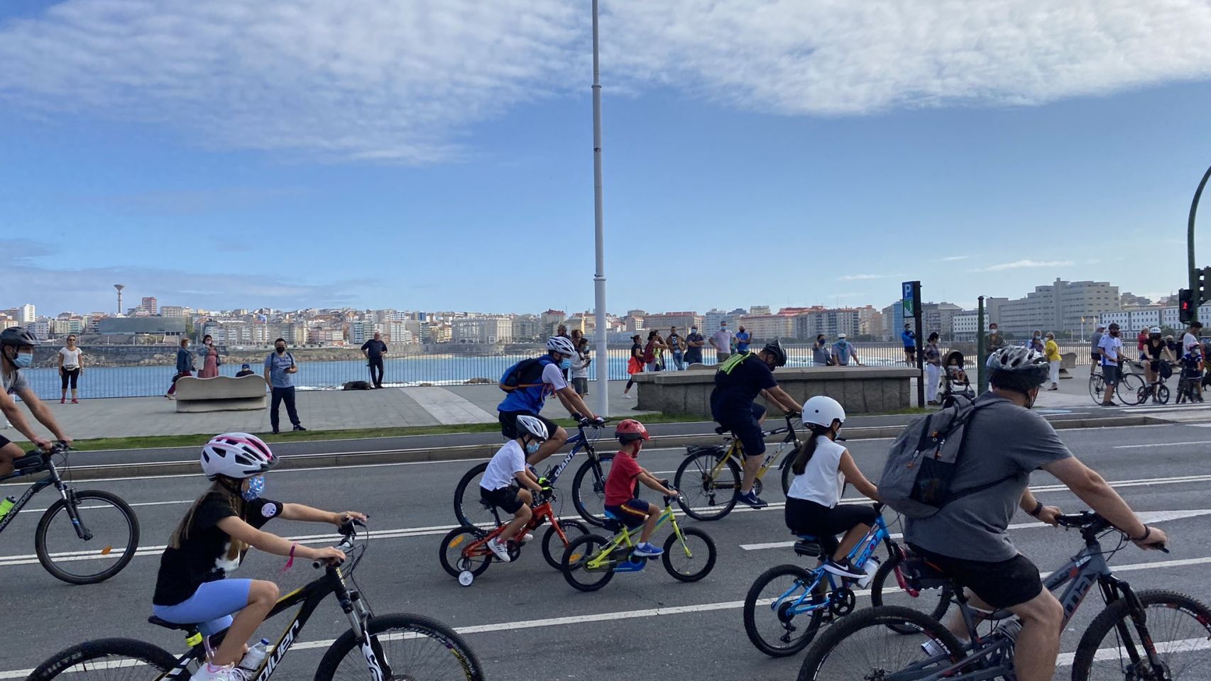 Las bicicletas han llenado el paseo marítimo de A Coruña esta mañana (@ConcelloCoruna)