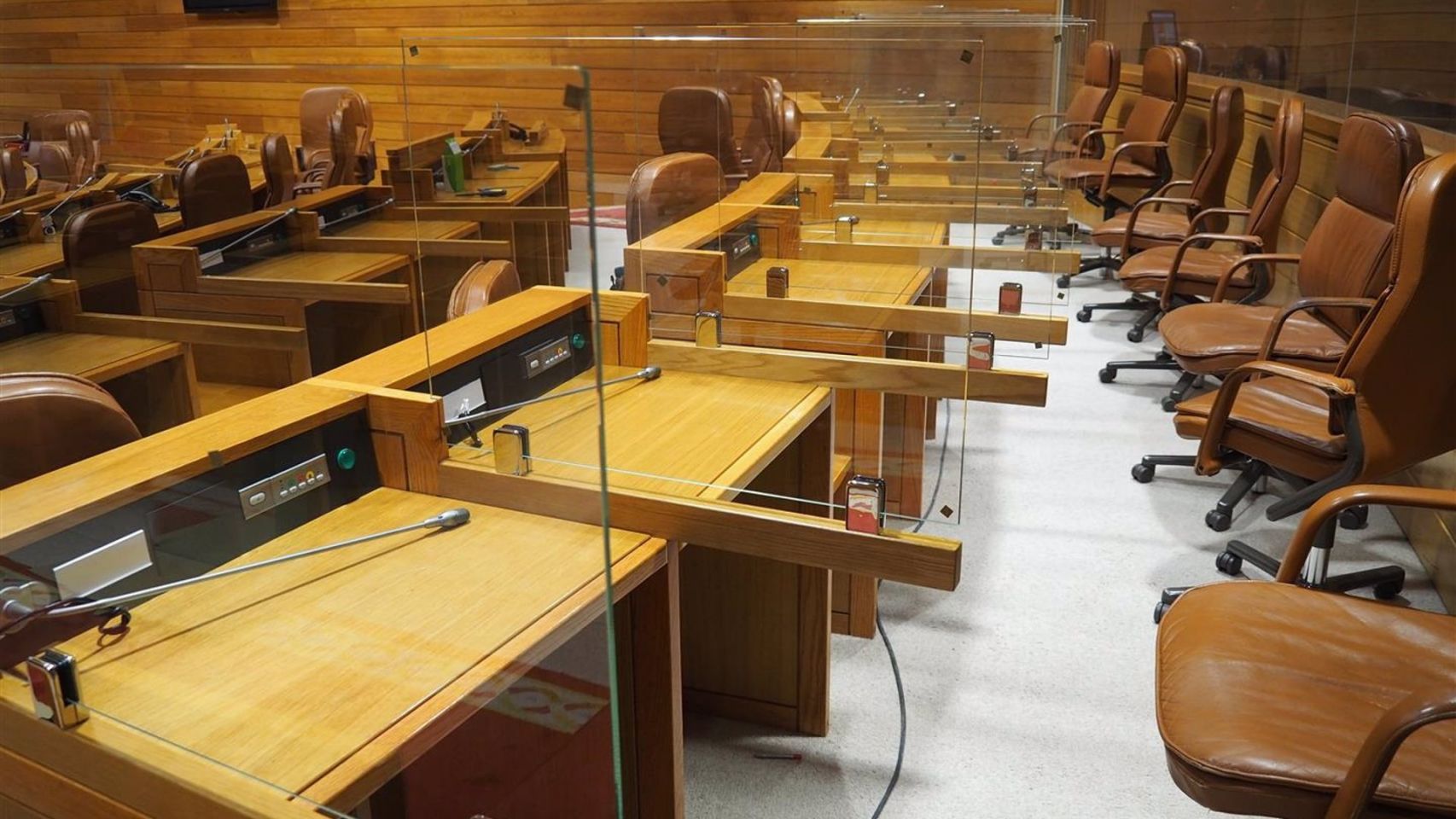 Mamparas del Parlamento de Galicia situadas para separar los escaños de los diputados en el hemiciclo gallego en la XI Legislatura