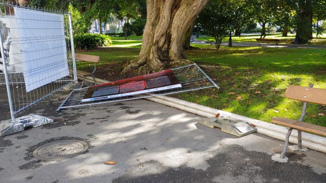 Destrozos de la exposición fotográfica situada en los Jardines de Méndez Núñez.