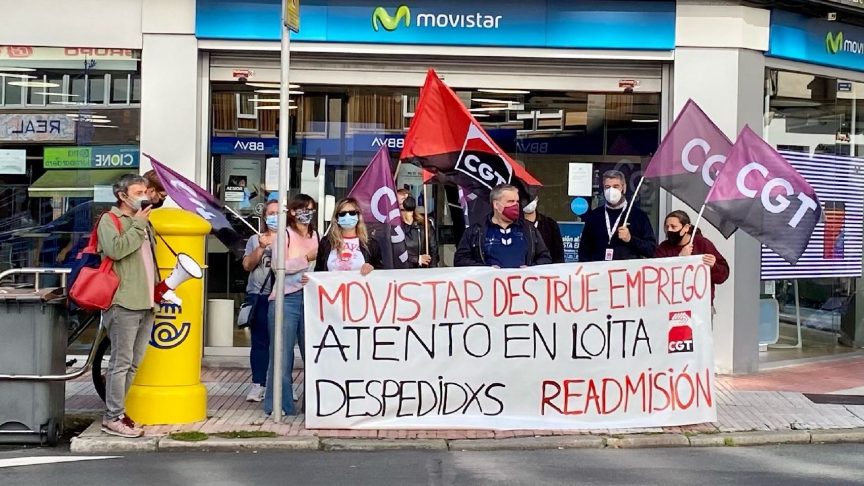 Concentración frente a la tienda de Movistar en la plaza de Pontevedra de A Coruña.