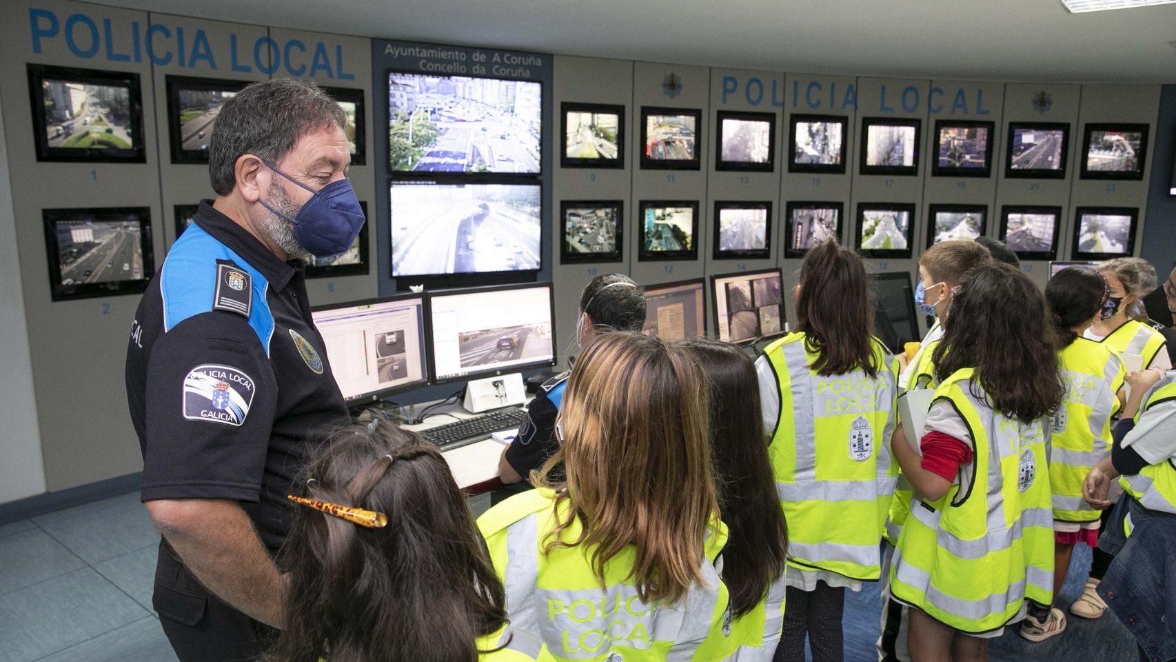Escolares coruñeses visitan la sala de pantallas de control de tráfico.