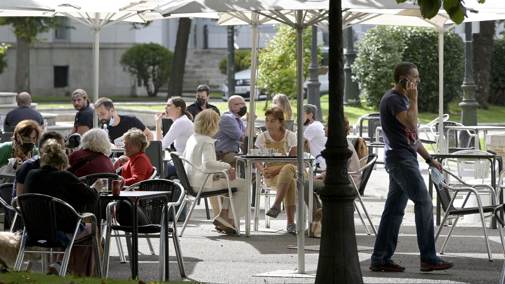 Varias personas en la terraza de un bar en A Coruña.
