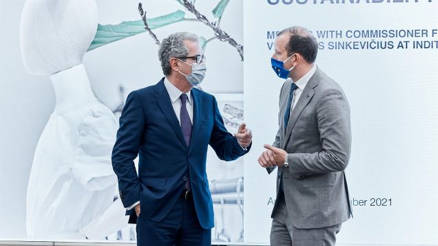 El comisario de Medio Ambiente de la UE visita las instalaciones de Inditex