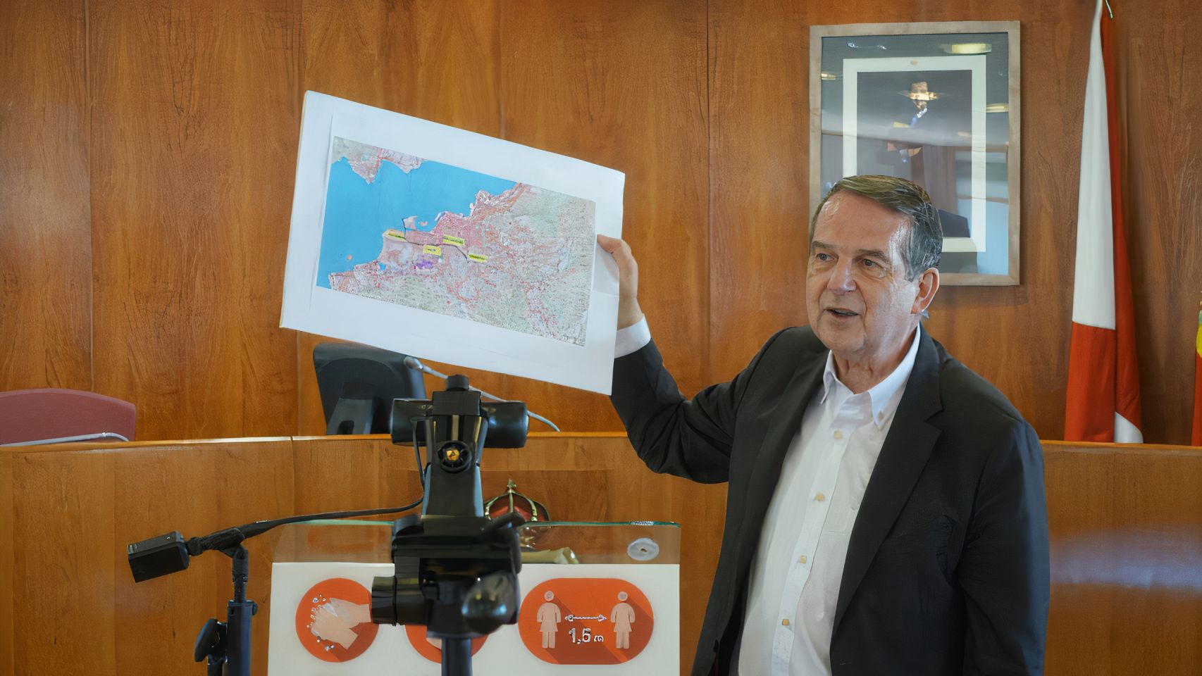 El alcalde de Vigo enseña un plano de la ciudad con el trazado del tren a Bouzas.
