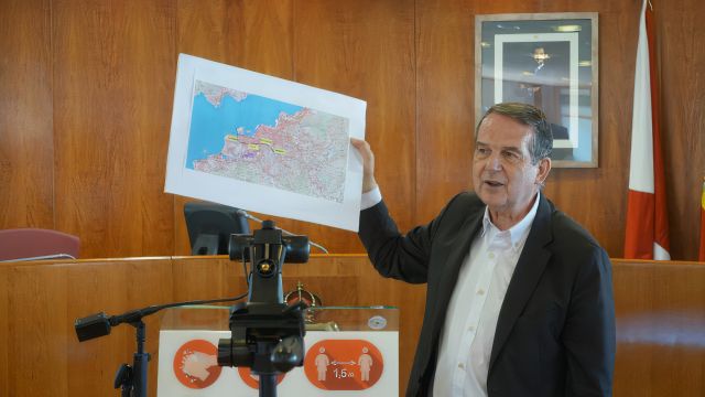 El alcalde de Vigo enseña un plano de la ciudad con el trazado del tren a Bouzas