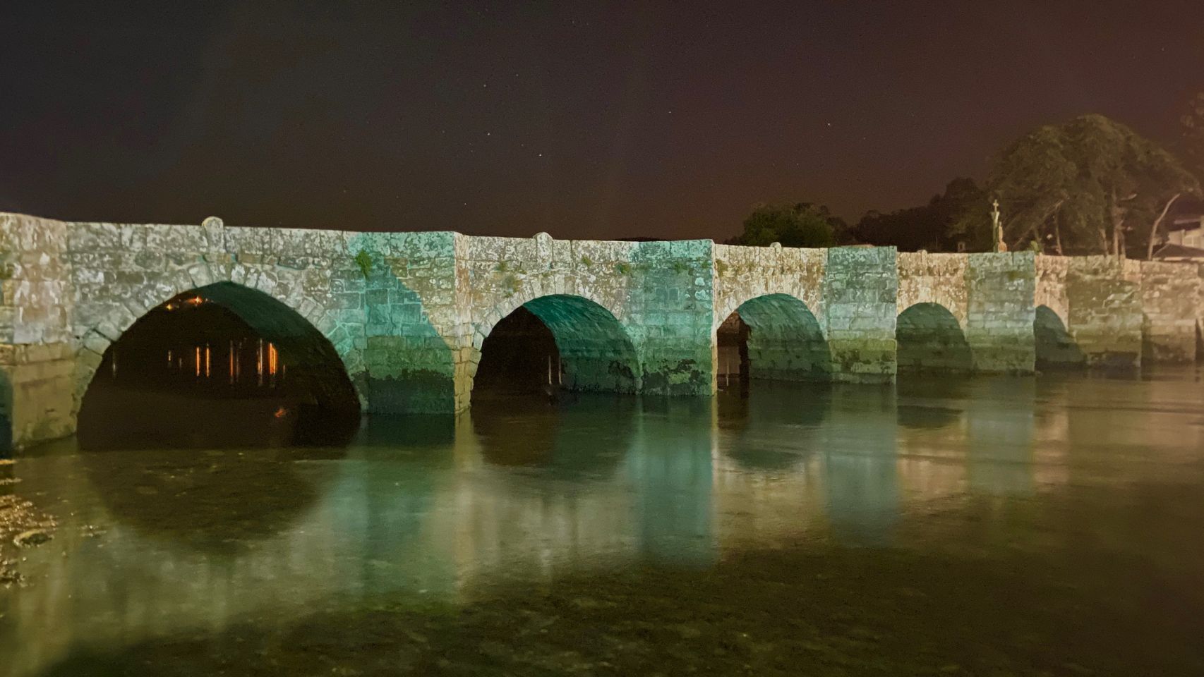 El Concello de Nigrán también iluminó de verde el puente sobre el río Miñor.