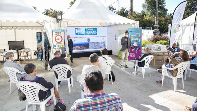 El concejal de Urbanismo, Juan Díaz Villoslada, presenta una actualización del mapa luminoso de la ciudad.