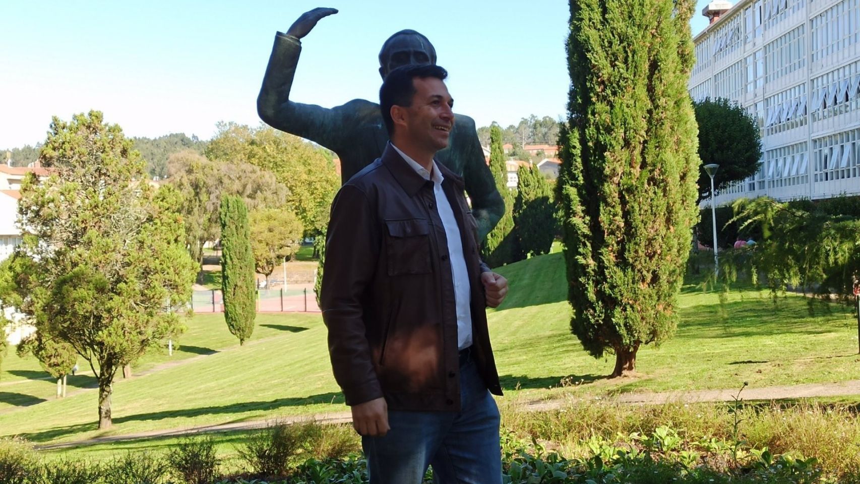 Caballero, ante la estatua del histórico dirigente socialista Pablo Iglesias en Santiago de Compostela