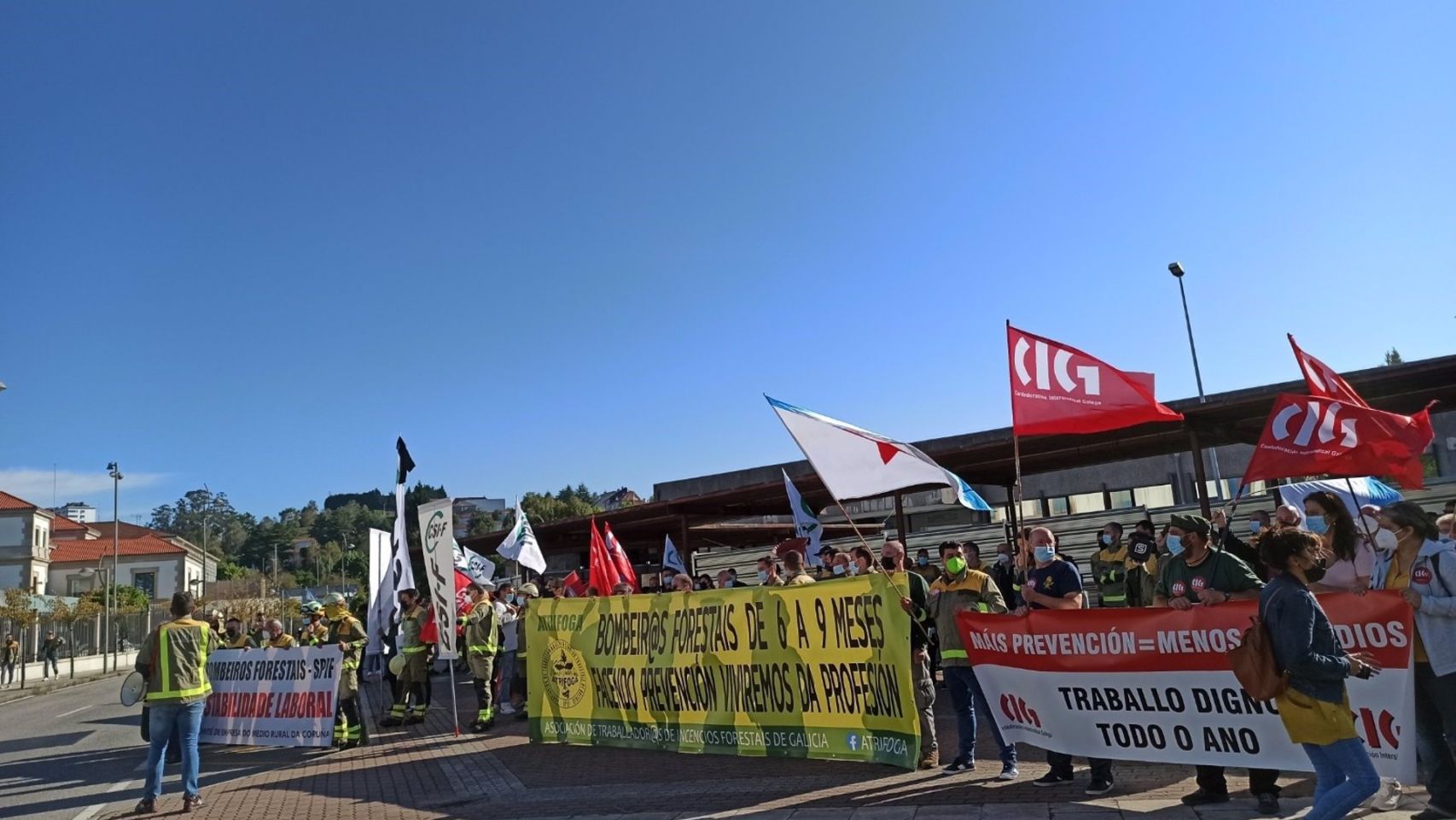 Bomberos forestales protestan ante la Xunta para reclamar "estabilidad laboral".