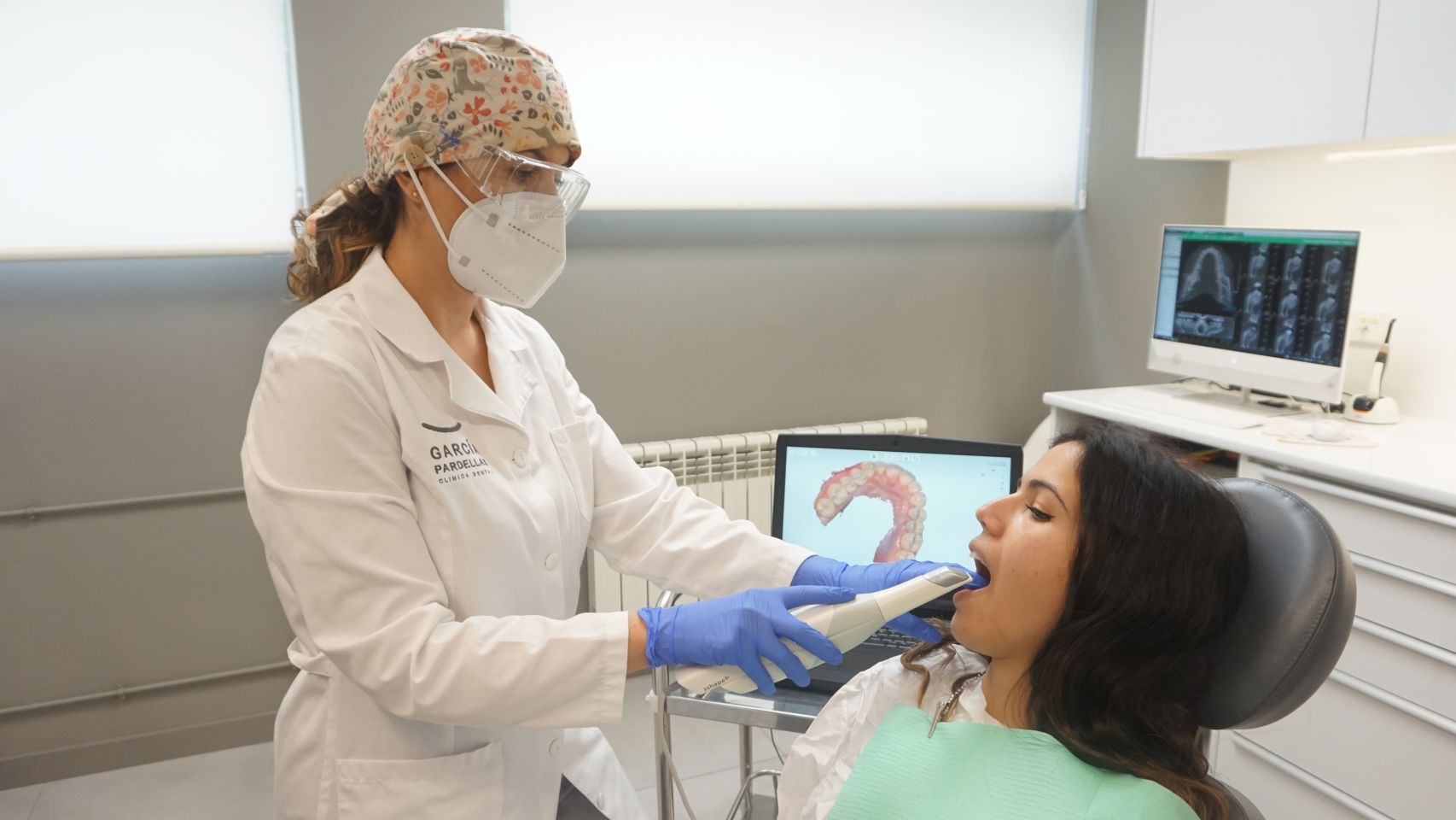 Patricia García Pardellas realiza la lectura de la boca con un escáner intraoral