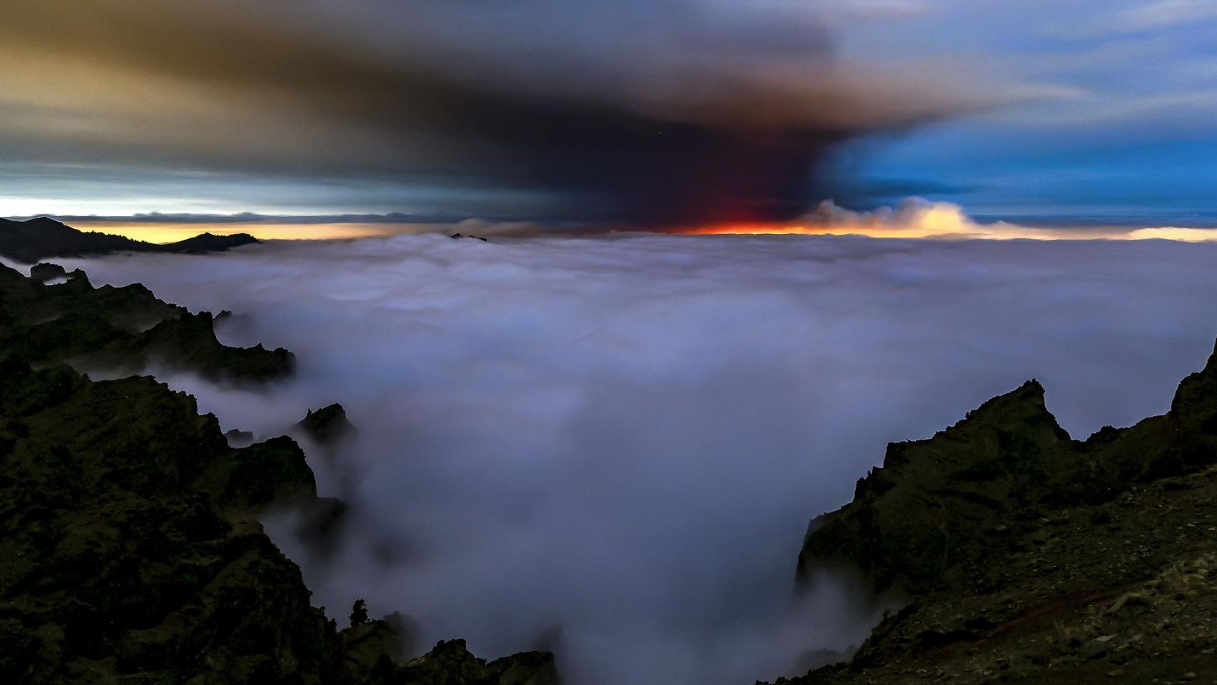 La nube de ceniza y dióxido de azufre que expulsa el volcán de La Palma.