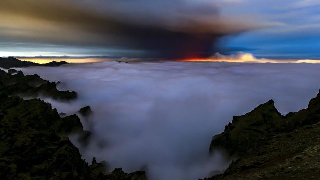La nube de ceniza y dióxido de azufre que expulsa el volcán de La Palma.