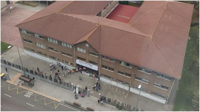 La protesta en el CEIP Sagrada Familia de A Coruña desde el aire.