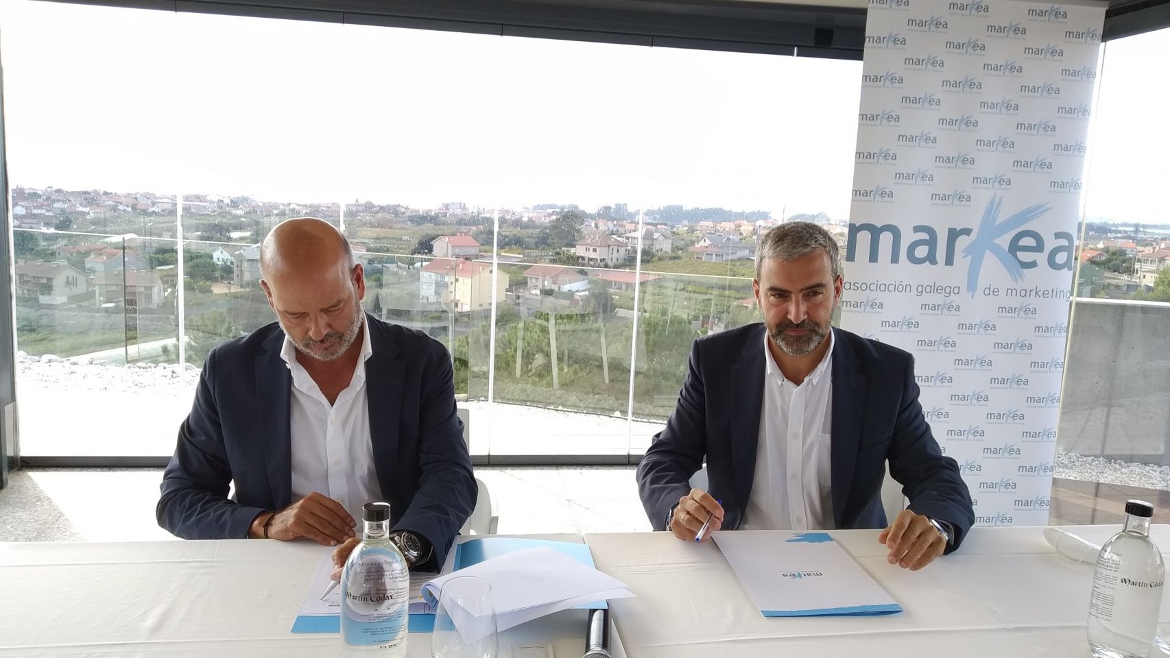 Los presidentes de Markea, Xose Luis Reza, y de APPM, Carlos Sá, firman el acuerdo.