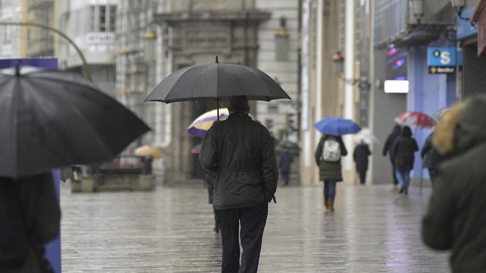 Gente camina por A Coruña durante el temporal 'Filomena'.
