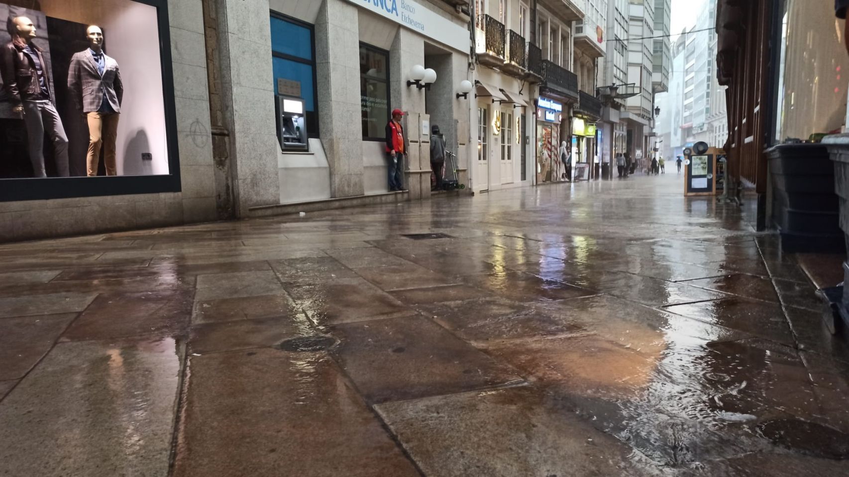 La calle Real de A Coruña durante una jornada de lluvia intensa.