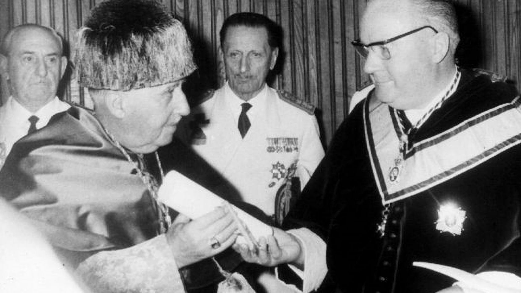 Francisco Franco recibiendo el título de Doctor Honoris Causa en la USC.