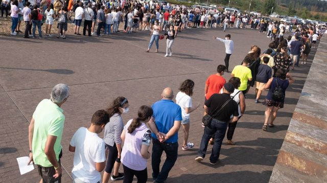 Un grupo de menores esperan ser vacunados de la primera dosis de la vacuna Moderna en la Ciudad de la Cultura, el 23 de agosto de 2021.
