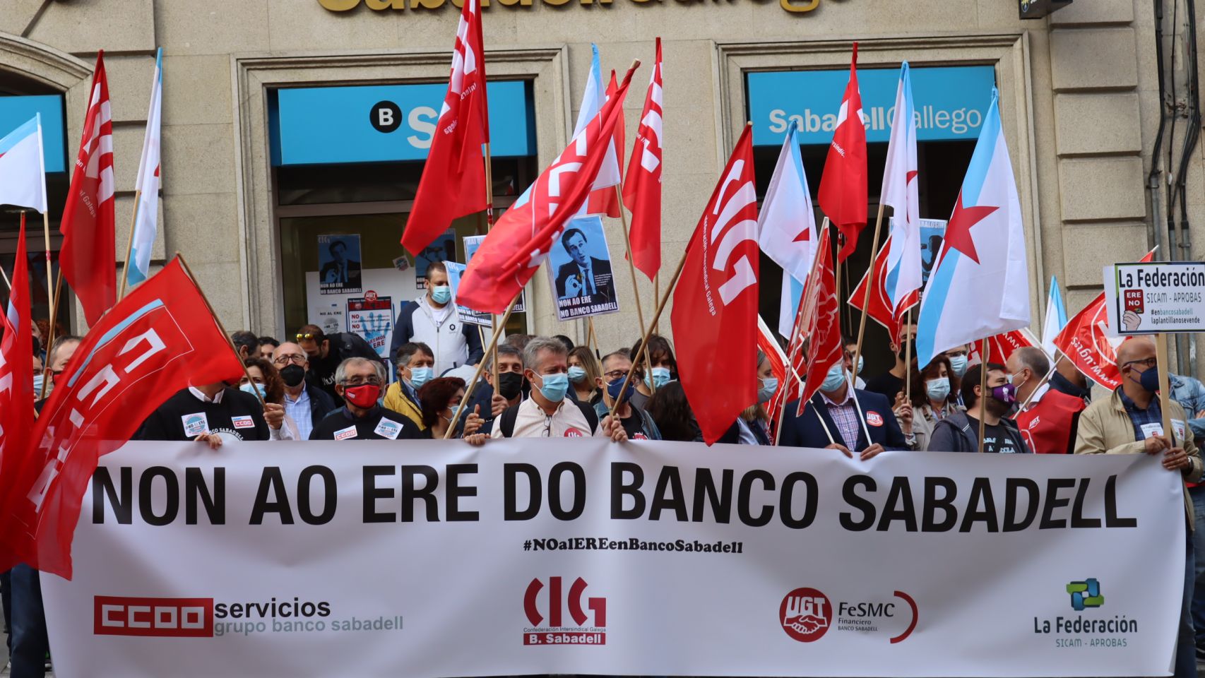 Protesta del personal de Sabadell en Vigo.