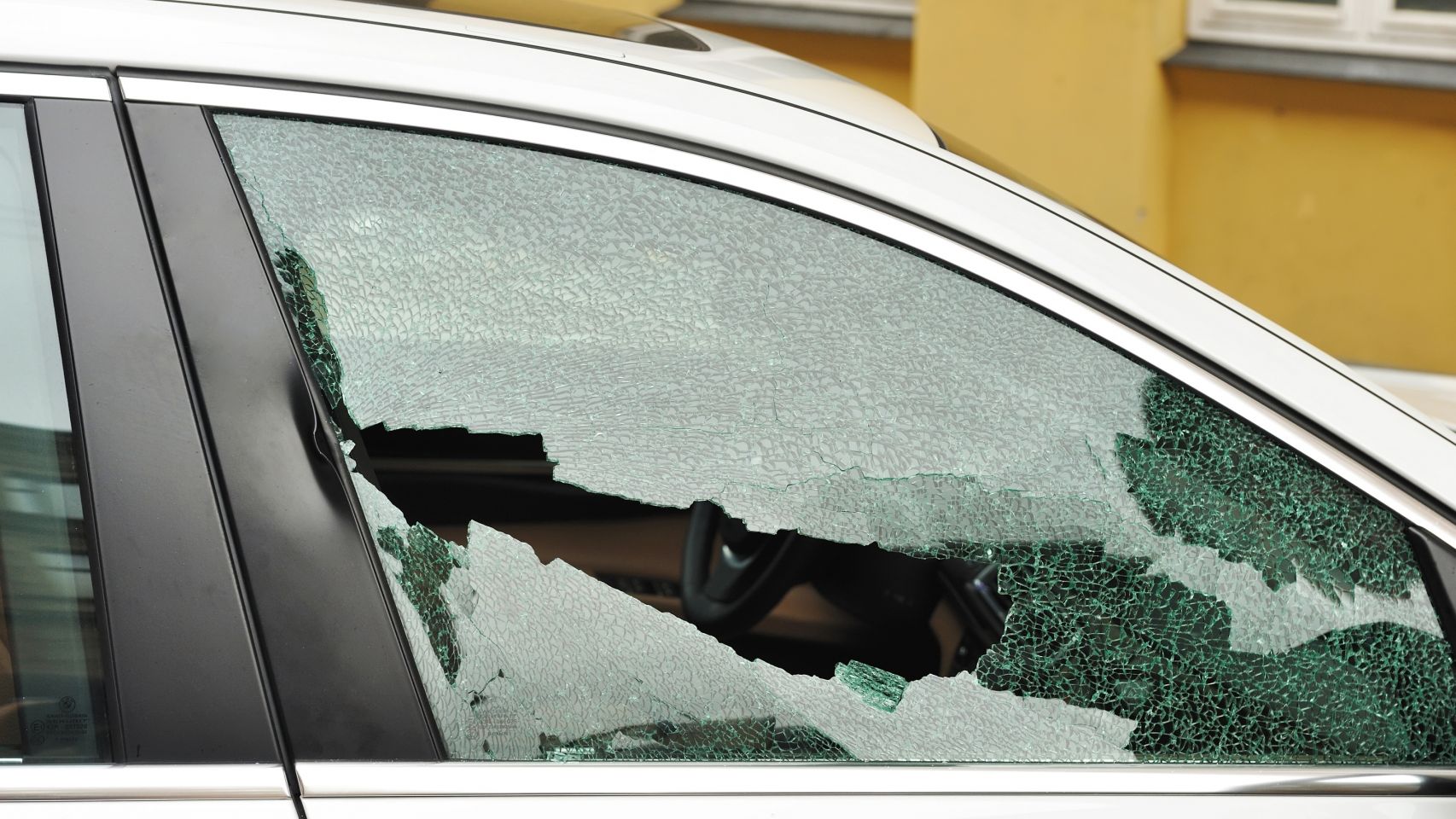 Разбиты окна машин. Разбить окно автомобиля. Разбитое стекло авто. Разбитые стекла в машине. Разбитое окно машины.