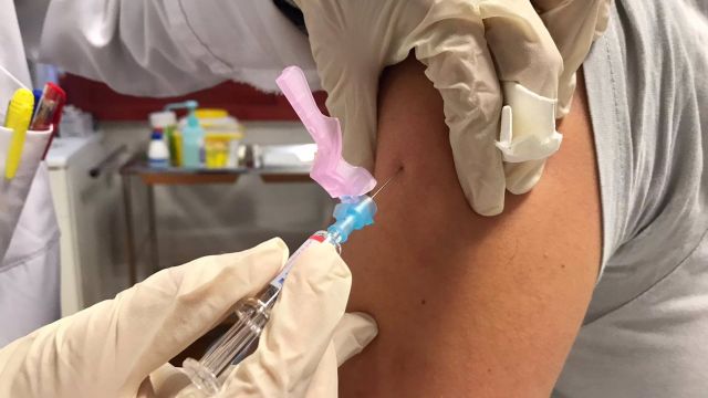 Imagen de archivo de una enfermera suministrando una vacuna.