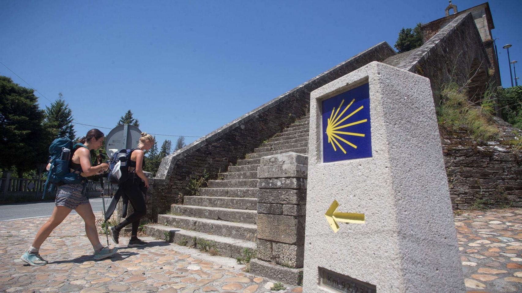  Dos personas realizan el Camino de Santiago, a 15 de junio de 2021, en Portomarín, Lugo.
