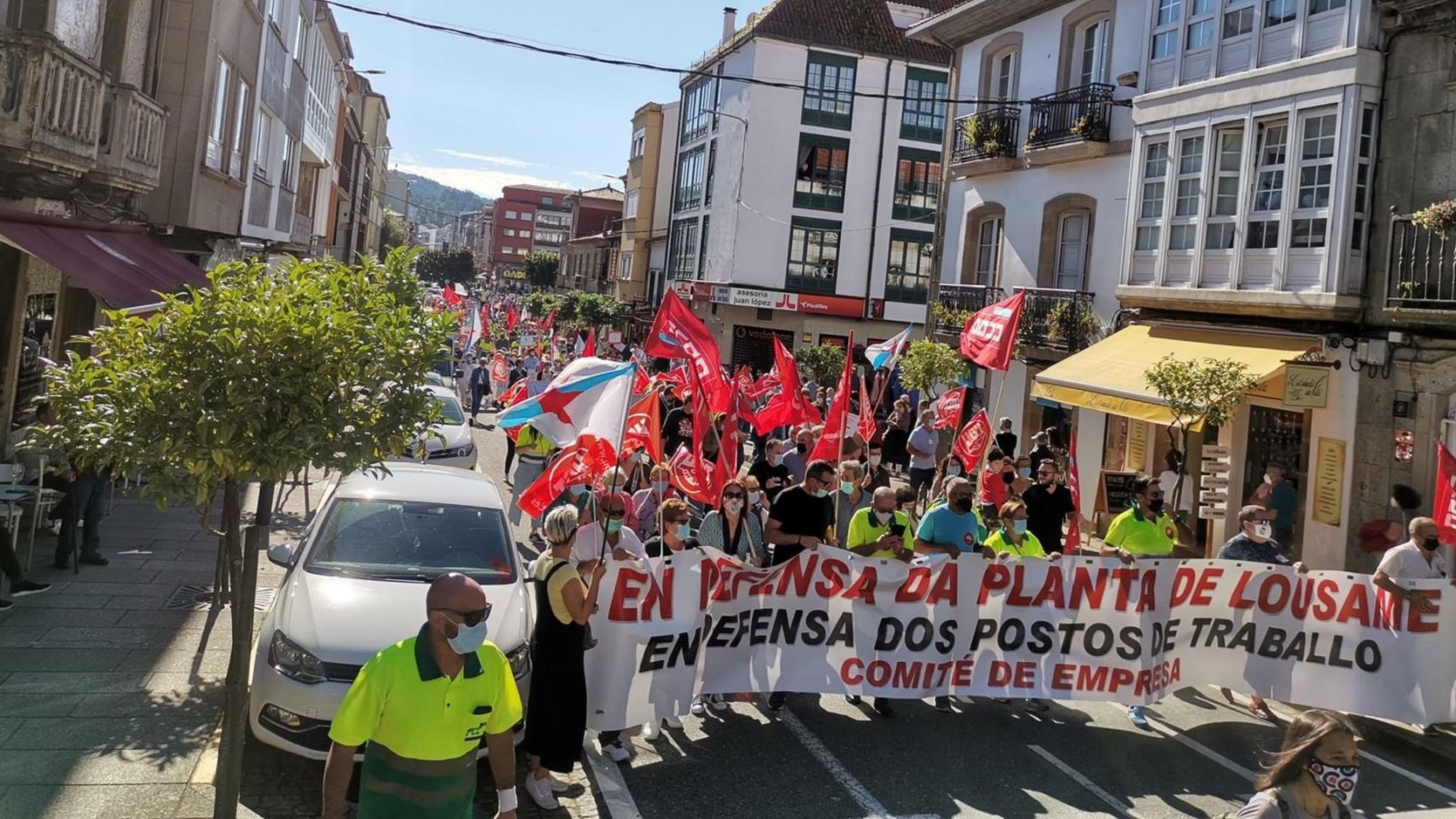 Cientos de vecinos y trabajadores de la planta de residuos de Lousame (A Coruña) se manifiestan en Noia.