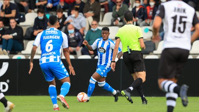 William de Camargo y Juergen en un lance del Irún - Deportivo.