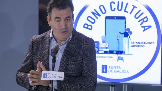 El conselleiro de Cultura, Educación e Universidade, Román Rodríguez, presenta ante los medios el 'bono cultura'