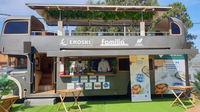 El 'Food Truck' Vegalsa Eroski acerca la conserva gallega al consumidor.