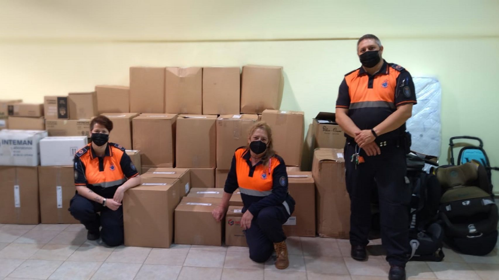 Miembros de Protección Civil de Culleredo posan con los productos donados para los perjudicados por el volcán de La Palma.