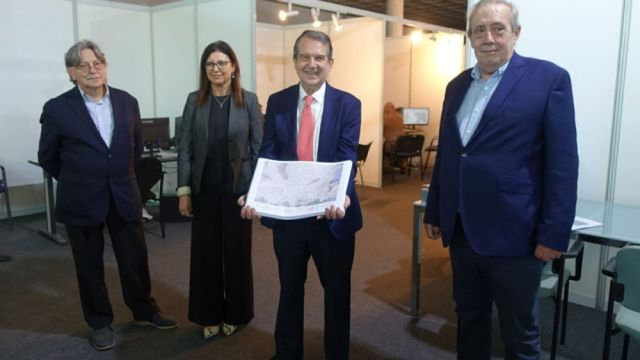 Abel Caballero sujeta una copia del nuevo PXOM, junto a la teniente de alcalde y concejala de Urbanismo, María Xosé Caride, el gerente de Urbanismo, Carlos Hernández  Figueruelo, y Ánxel Viña, del equipo redactor del Plan.