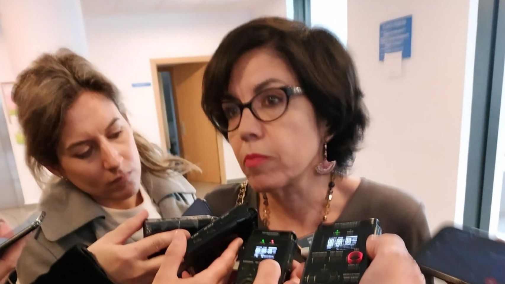 La magistrada lucense Pilar de Lara declara ante los medios de comunicación.