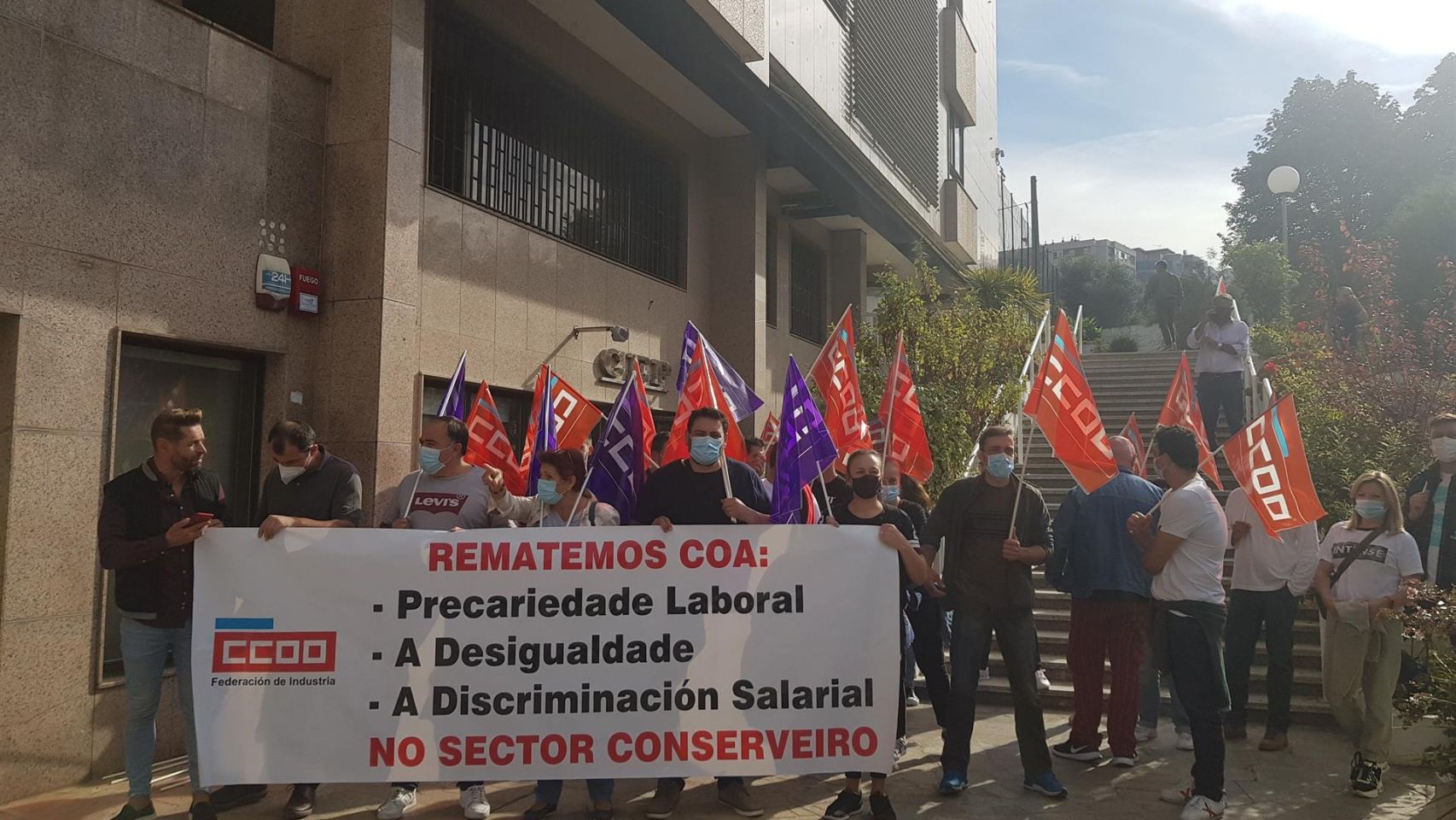 Trabajadores participan en una concentración convocada por CCOO ante la CEP