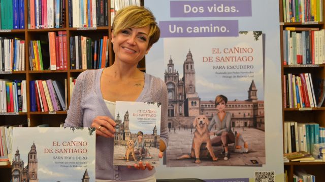 Sara Escudero presentando "El Canino de Santiago" en Follas Novas.