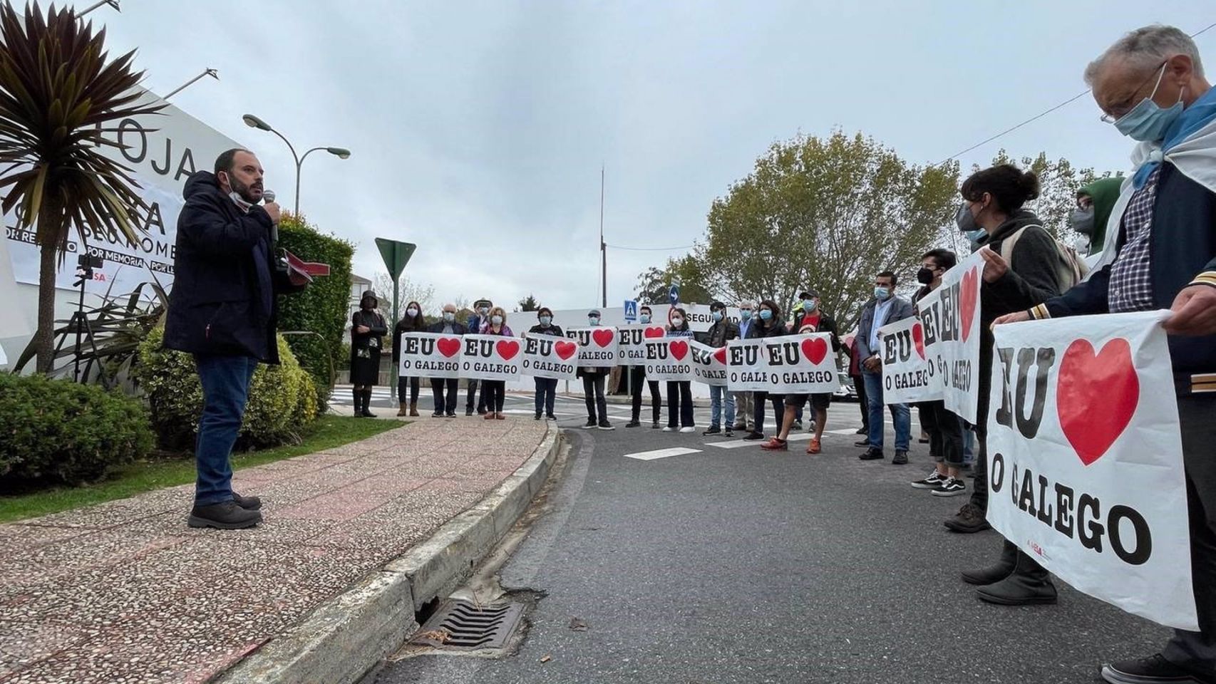 Manifestación de A Mesa pola Normalización Lingüística en Illa da Toxa, en O Grove (Pontevedra), para defender el topónimo oficial frente al Foro La Toja en 2021.