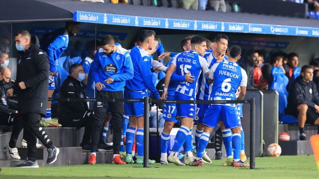 Los jugadores del Deportivo celebran el gol de Miku.