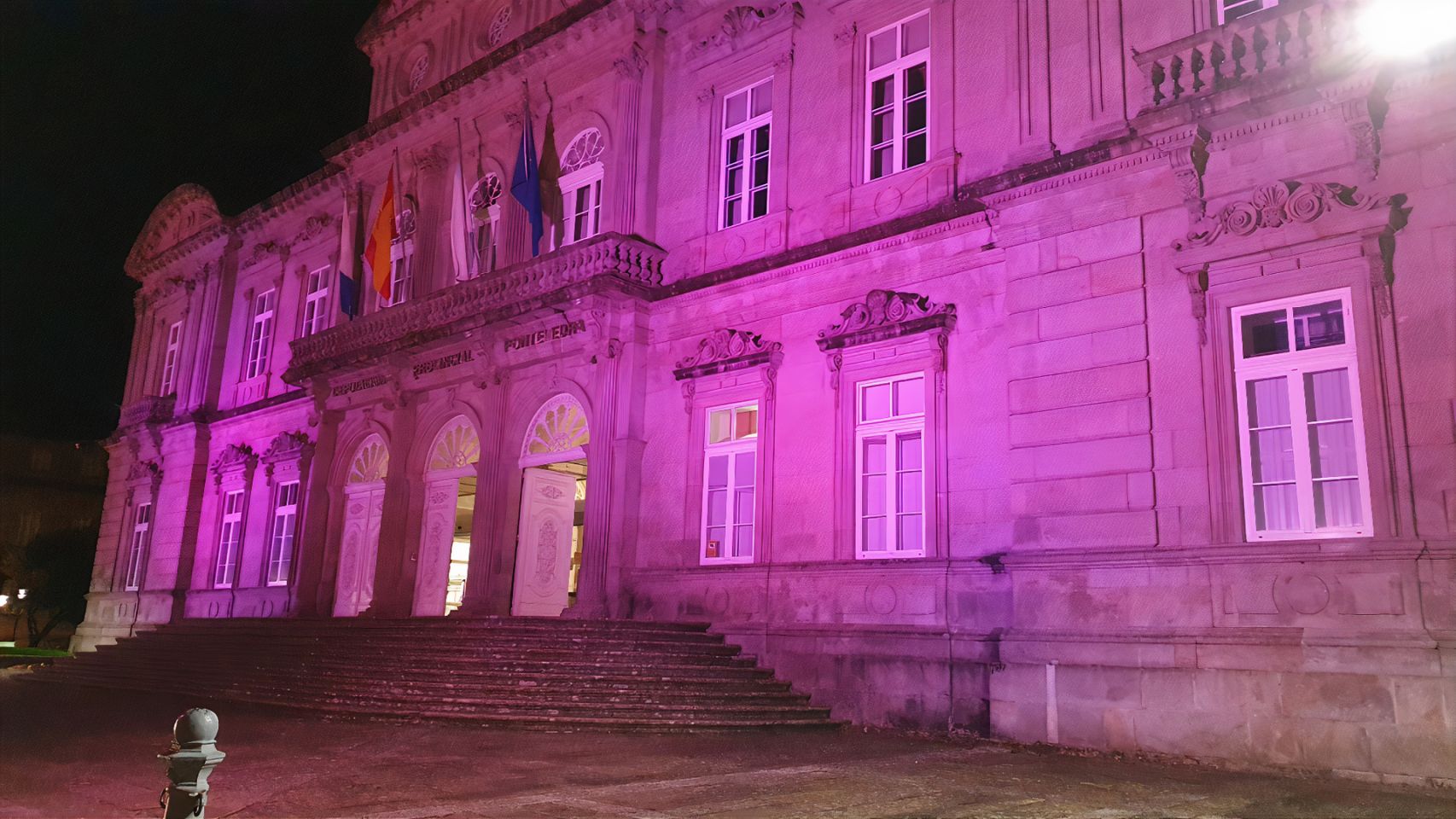 Pazo de la Diputación de Pontevedra iluminado de color rosa.