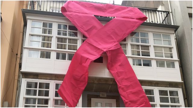 Galería engalanada con lazo rosa.